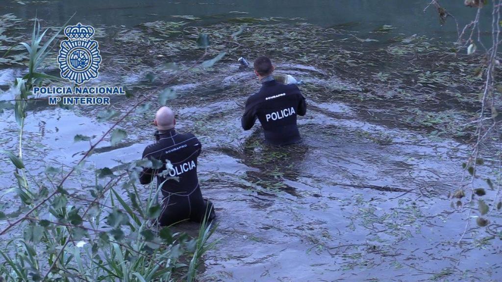 Agentes de la Policía inspeccionan el río Júcar.