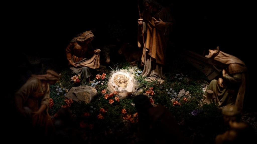 El portal con el niño Jesús del belén municipal de Málaga.