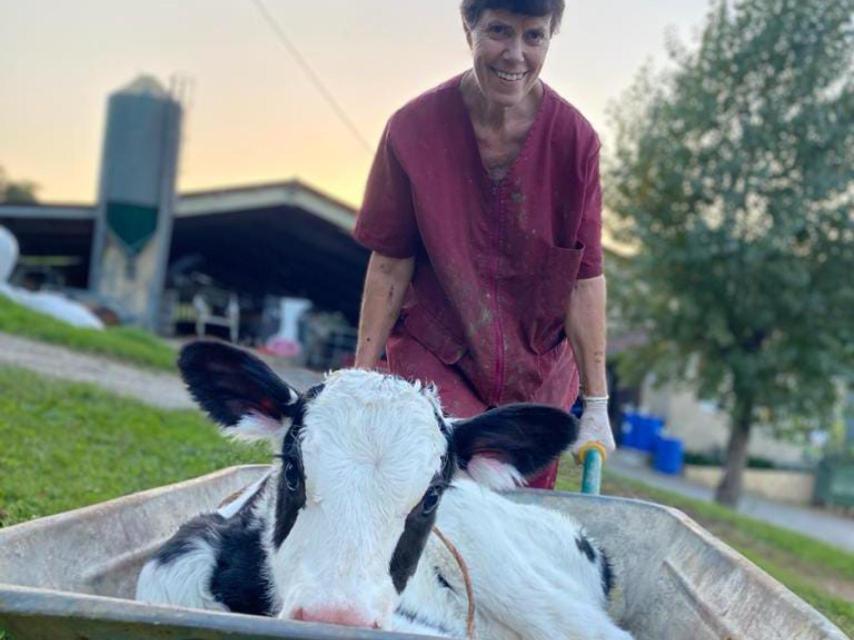 La ganadera Rosario Arredondo con una de sus vacas productoras de leche