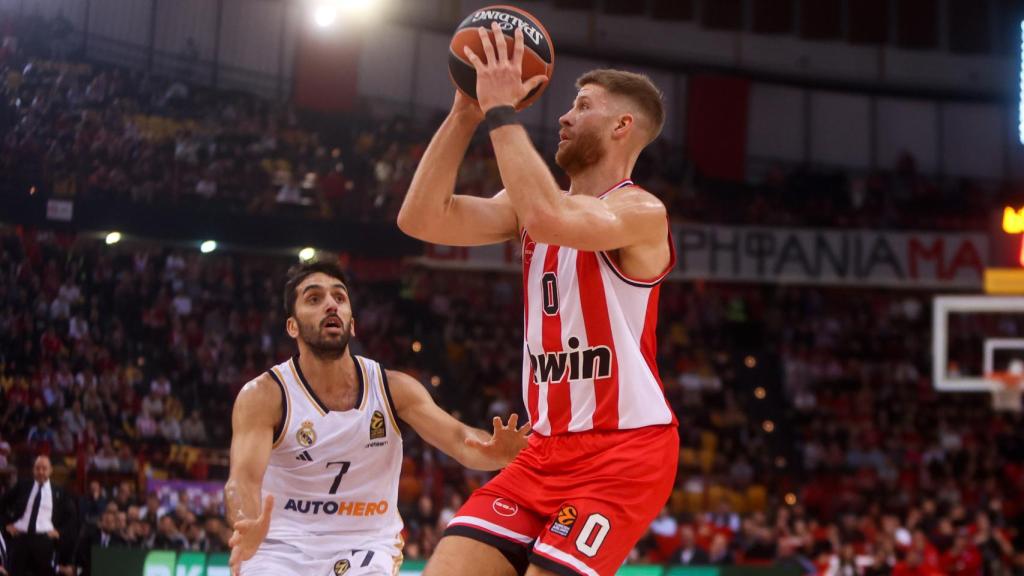 Campazzo intenta defender una jugada de Walkup.