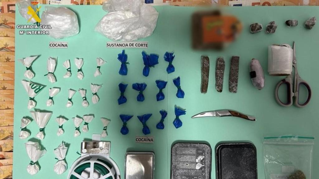 Parte de la droga y del dinero del punto de venta, interceptada por los agentes.
