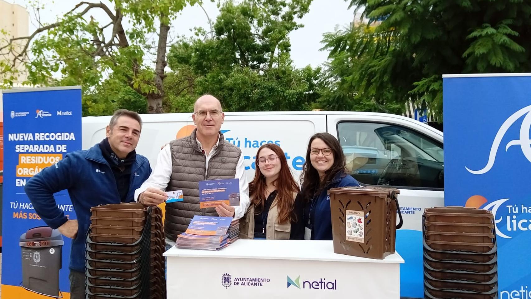 Alicante reparte más de 700 tarjetas digitales para el contenedor marrón en playa San Juan