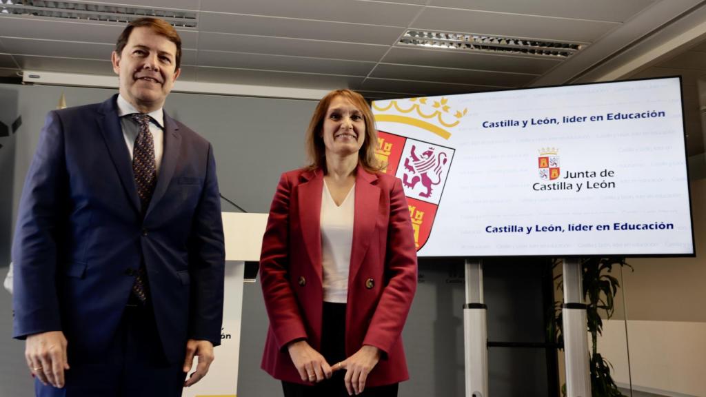 El presidente de la Junta de Castilla y León, Alfonso Fernández Mañueco, junto a la consejera de Educación, Rocío Lucas
