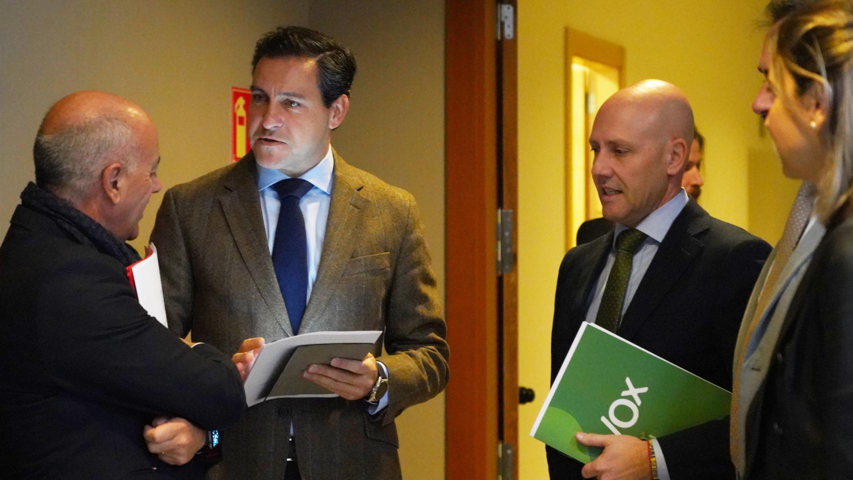 El portavoz del Grupo Popular, Raúl de la Hoz, y el del Grupo Vox, Carlos Menéndez, antes de participar en la reunión de la Junta de Portavoces de este martes.