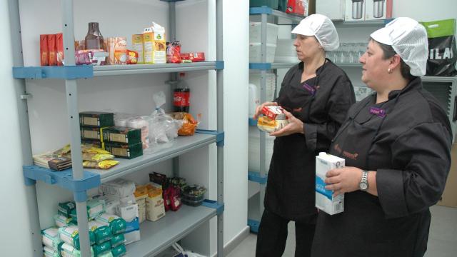 Mujeres trabajando en una empresa de alimentación rural