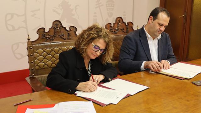 Acto de la firma la vicerrectora de Ciencias de la Salud y Asuntos Sociales, Ana María Martín Suárez, y el alcalde de Santa Marta de Tormes, David Mingo