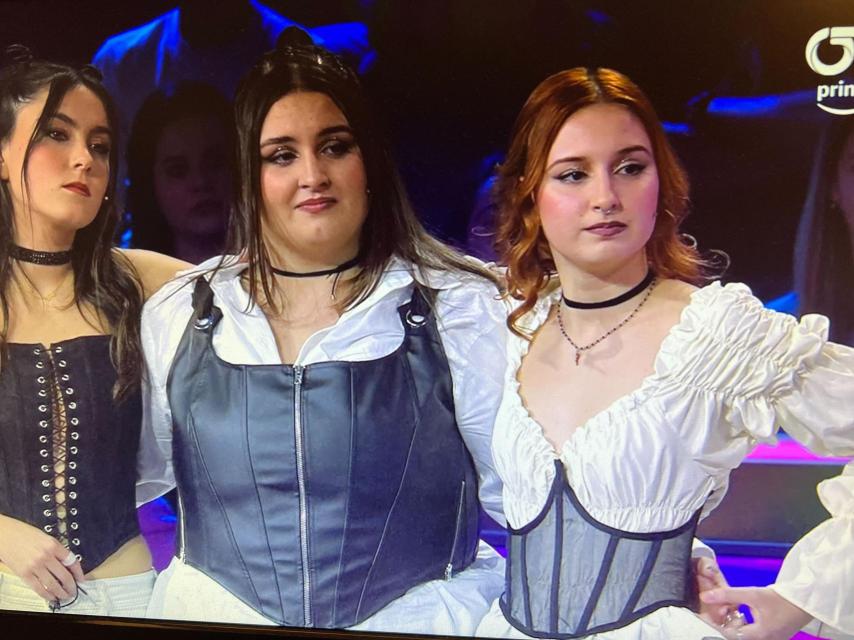 Instante en el que Ruslana retira la mano izquierda de Bea de su cadera.