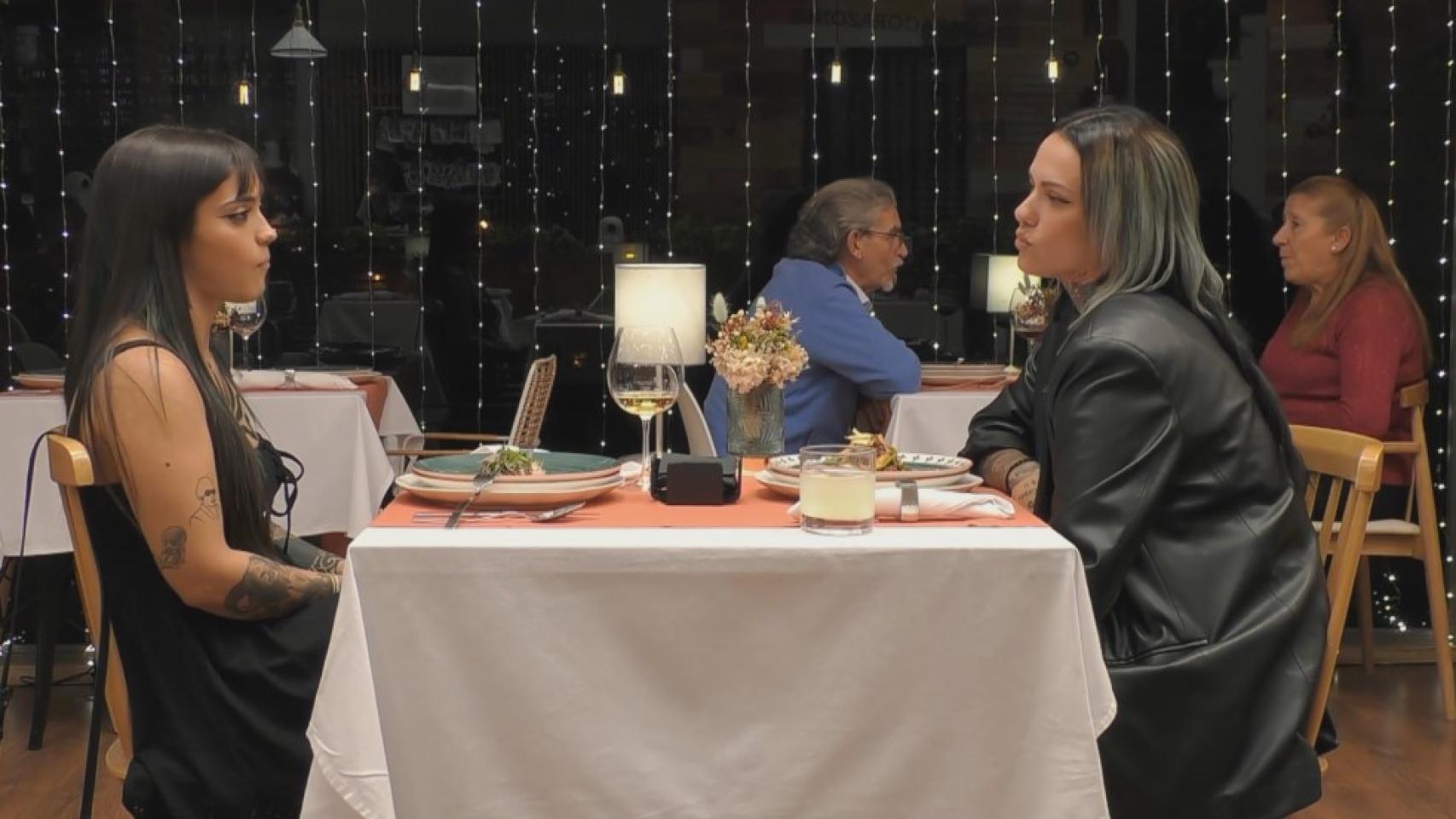 Paula y Yesenia en 'First Dates'.