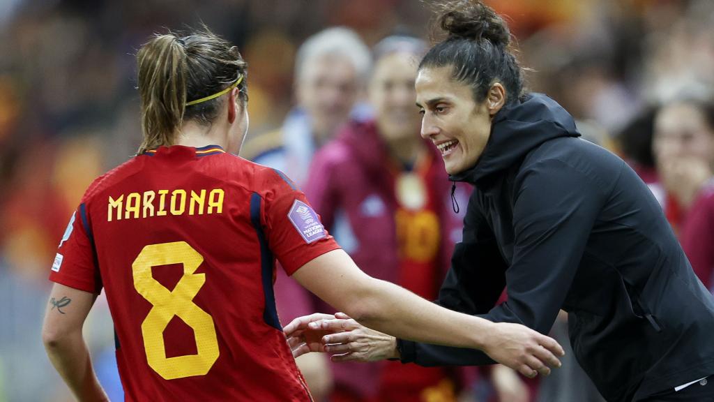 Montse Tomé felicita a Mariona Caldentey tras uno de sus goles.