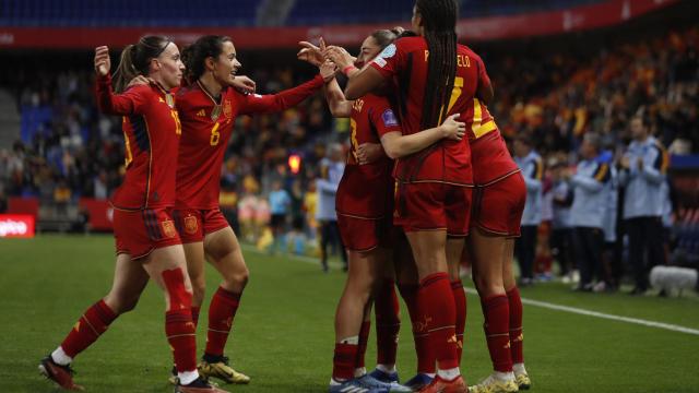 Las jugadoras de la Selección femenina celebran la victoria frente a Suecia.