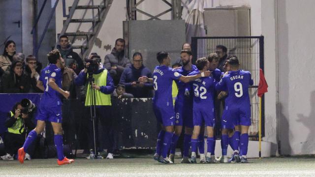 Los jugadores del Getafe celebran un gol de Latasa.
