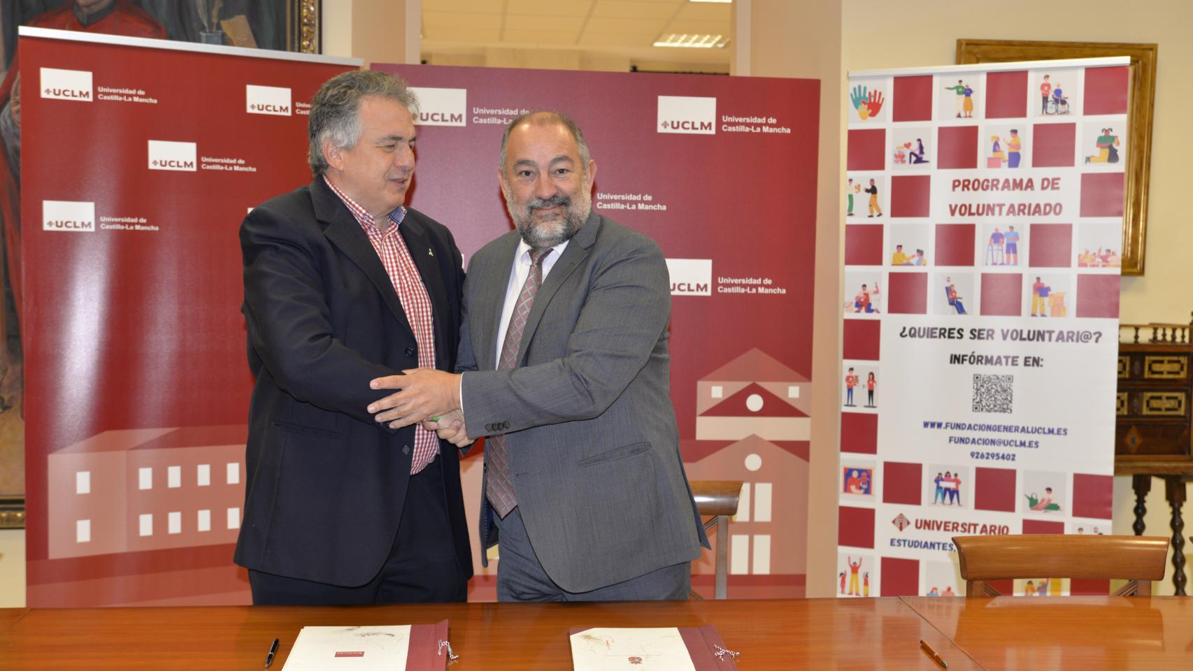 Javier Hernández y Julián Garde durante el acto de firma.