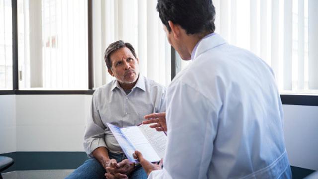 Imagen de archivo de un hombre en la consulta de su médico.