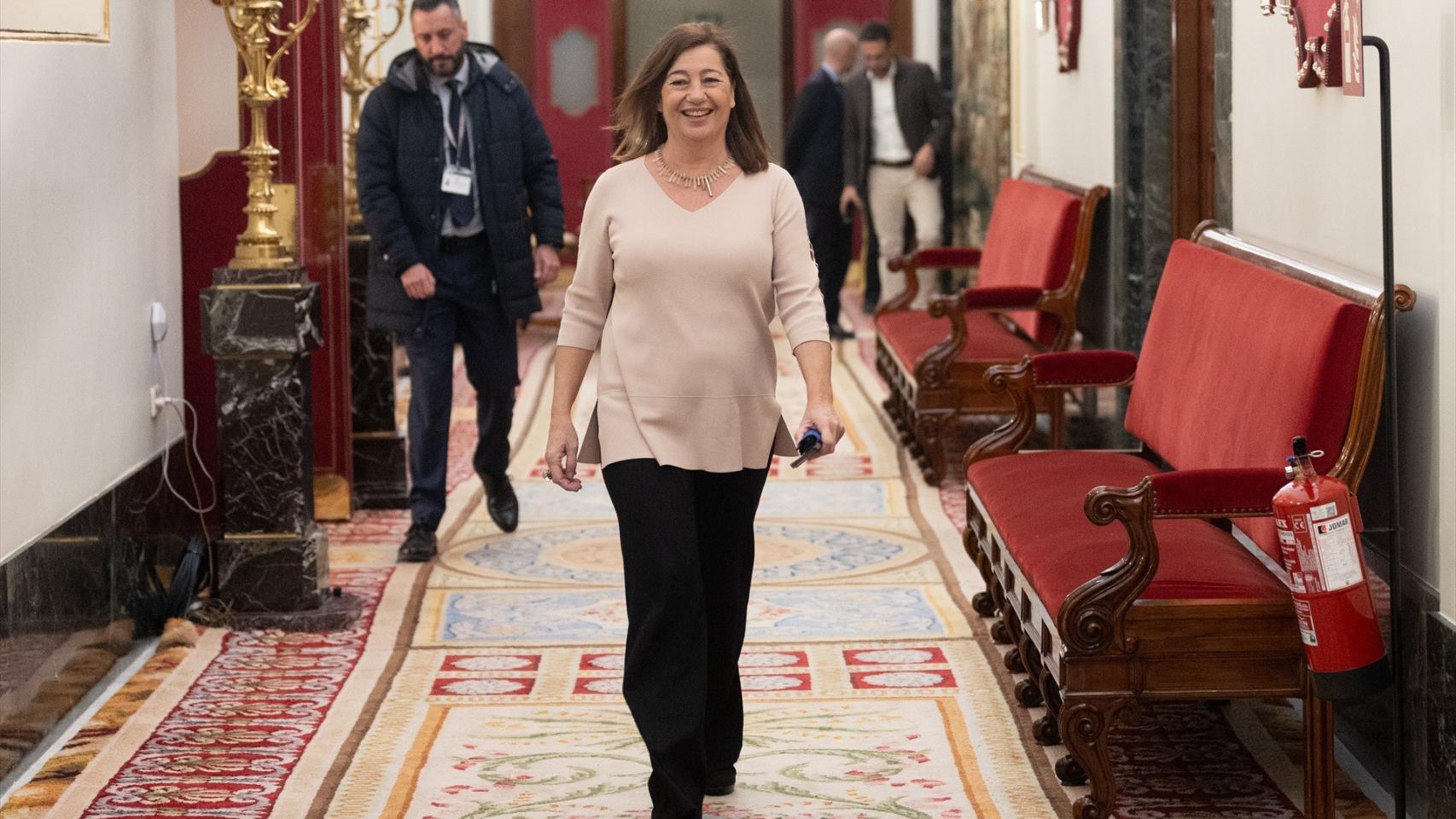 La presidenta del Congreso de los Diputados, Francina Armengol, en los pasillos de la Cámara.