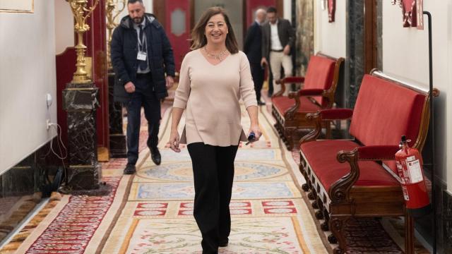 La presidenta del Congreso de los Diputados, Francina Armengol, en los pasillos de la Cámara.