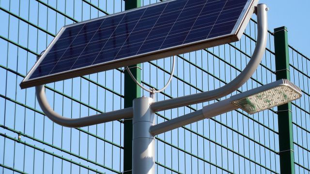 Energía fotovoltaica en una explotación industrial. FOTO: Pixabay.