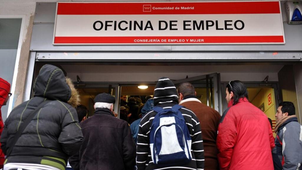 Personas haciendo cola en una oficina del SEPE