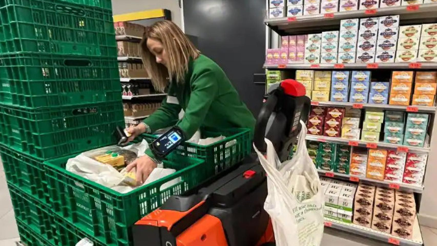 Una empleada de Mercadona durante su jornada laboral