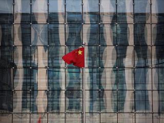 Bandera de China en la sede de un banco comercial en el distrito financiero.