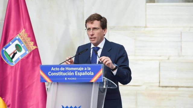 El alcalde de Madrid, José Luis Martínez-Almeida, interviene en el Acto Institucional del Ayuntamiento con motivo del Día de la Constitución, en los jardines de la Transición Española.