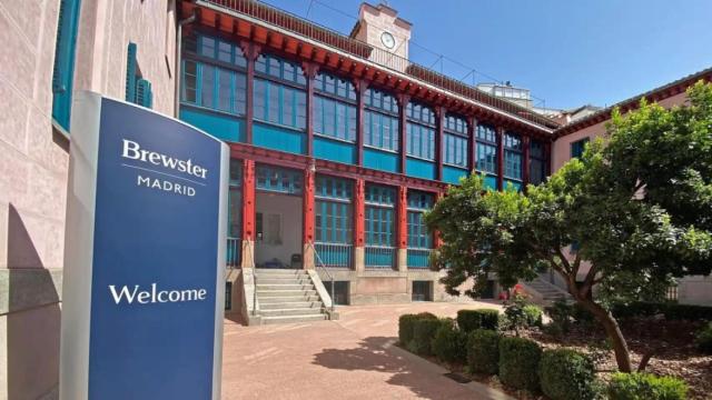 Fachada del antiguo Instituto Homeopático donde Brewster opera como colegio.