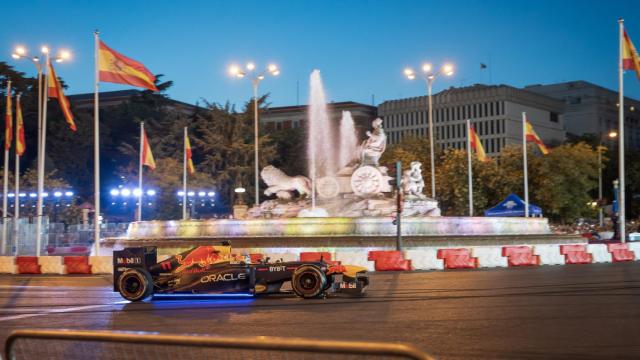El piloto mejicano Checo Pérez durante su exhibición en Madrid el pasado julio.