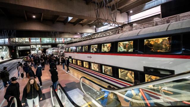 Varias personas en un andén en la estación de Puerta de Atocha-Almudena Grandes.