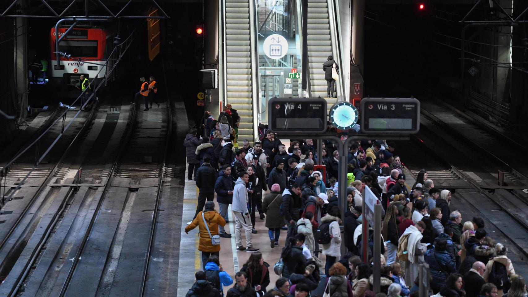 Decenas de personas se agolpan en la estación de Atocha tras el descarrilamiento de un tren (arriba a la izquierda).