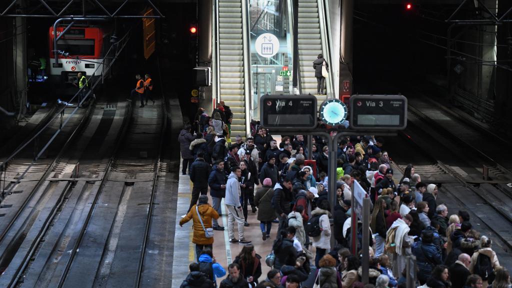 Decenas de personas se agolpan en la estación de Atocha tras el descarrilamiento de un tren (arriba a la izquierda).