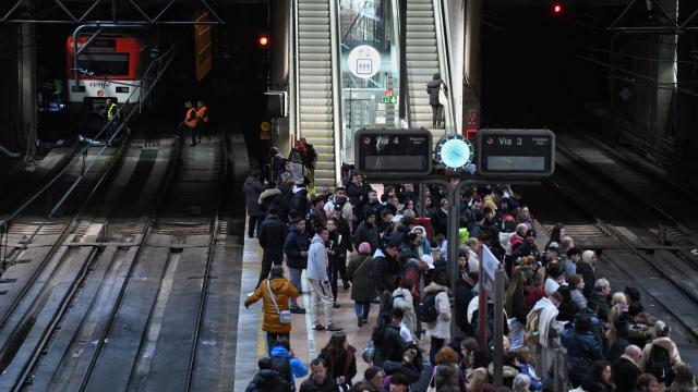 Decenas de personas se agolpan en la estación de Atocha tras el descarrilamiento de un tren (arriba a la izquierda).