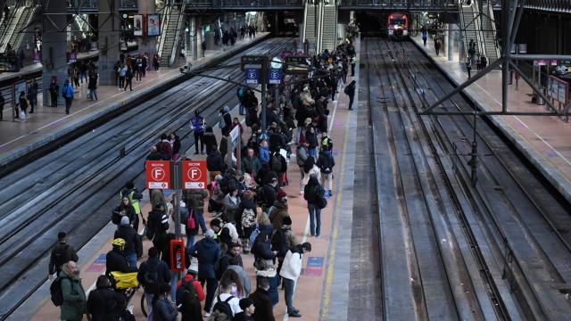 Cientos de personas esperando en Atocha el 5 de diciembre.