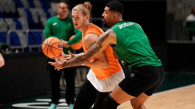 Dylan Osetkowski y Augusto Lima durante un entrenamiento con Unicaja de Málaga.