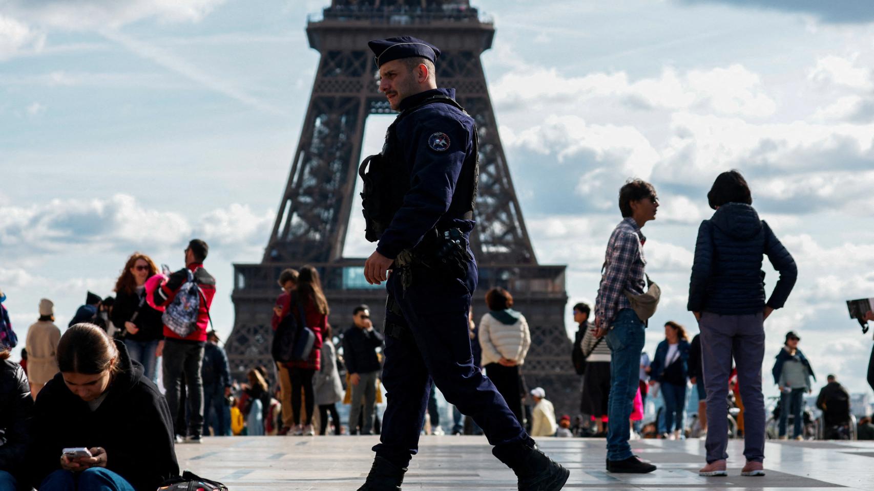 Un policía patrulla las inmediaciones de la Torre Eiffel en París.