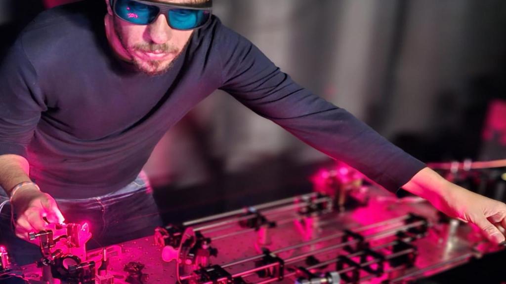 El profesor Emiliano Cortés trabajando en los supercristales.