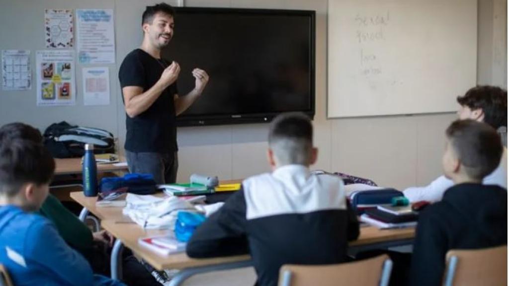 Un profesor dando clase.