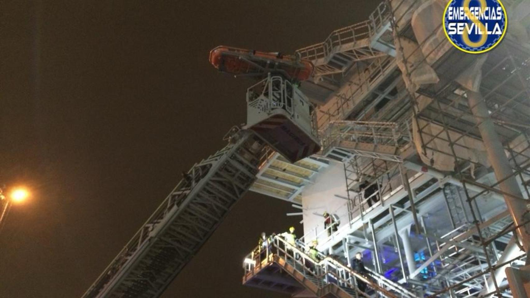 Los bomberos rescatan al trabajador herido