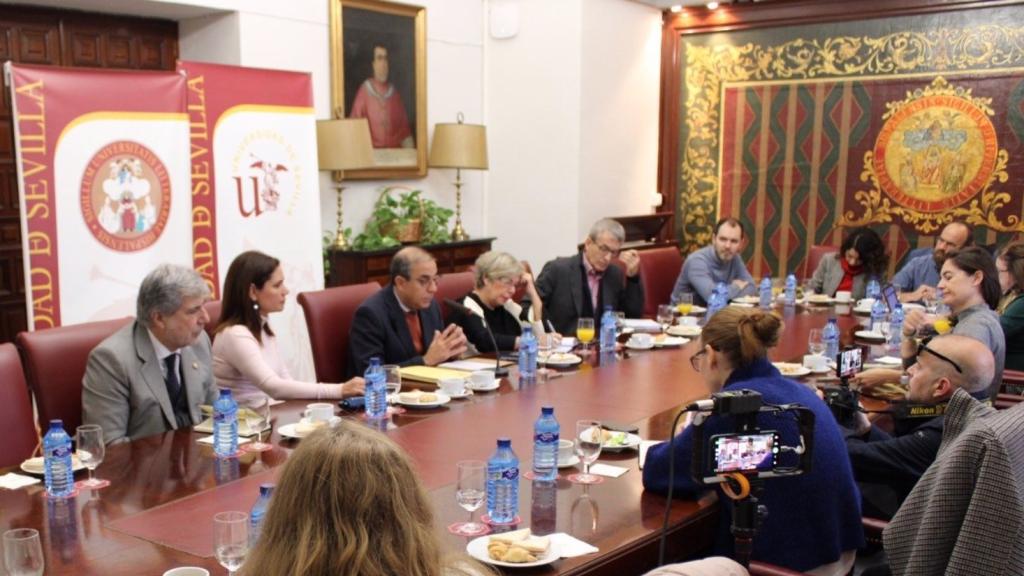 El gobierno de la Universidad de Sevilla durante el desayuno celebrado este martes.