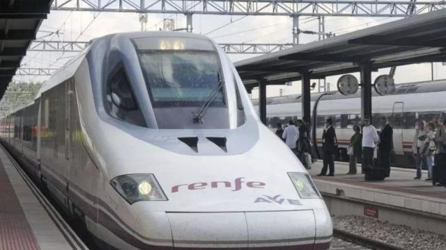 Imagen de un AVE en una estación.