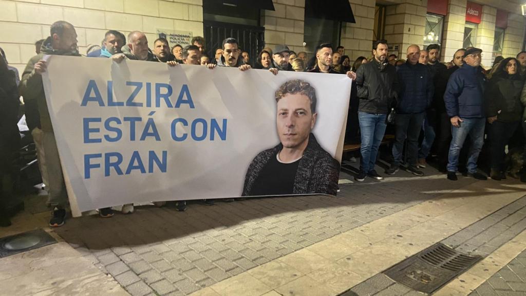 Los amigos de Fran durante la concentración organizada el lunes en Alzira.