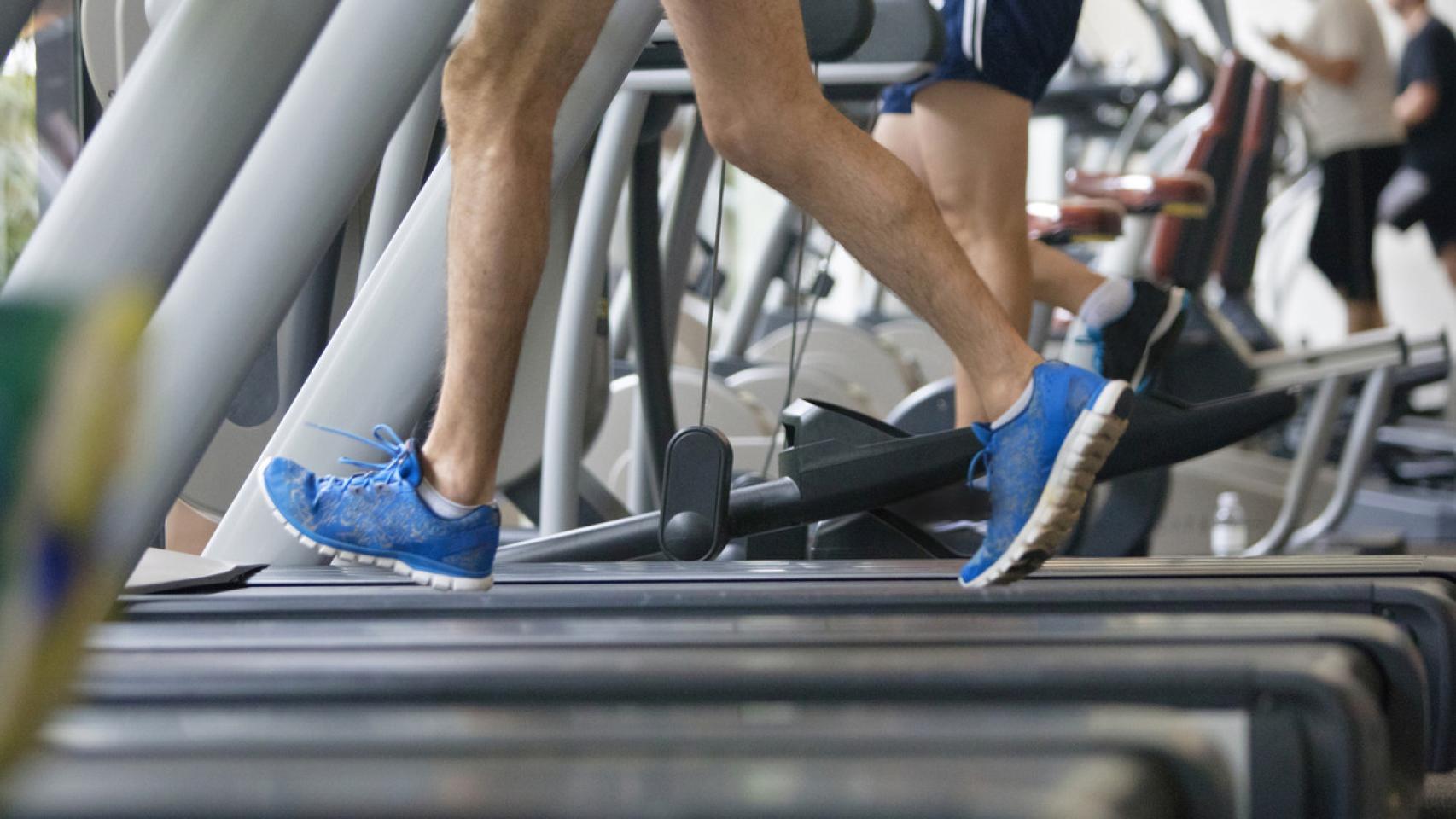 Imagen de una cinta de correr en un gimnasio