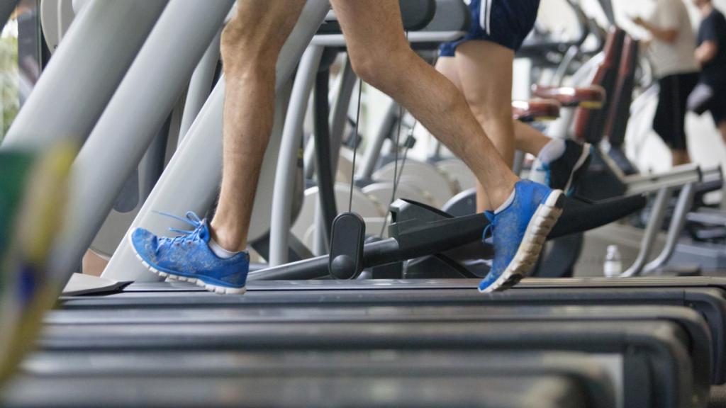 Imagen de una cinta de correr en un gimnasio
