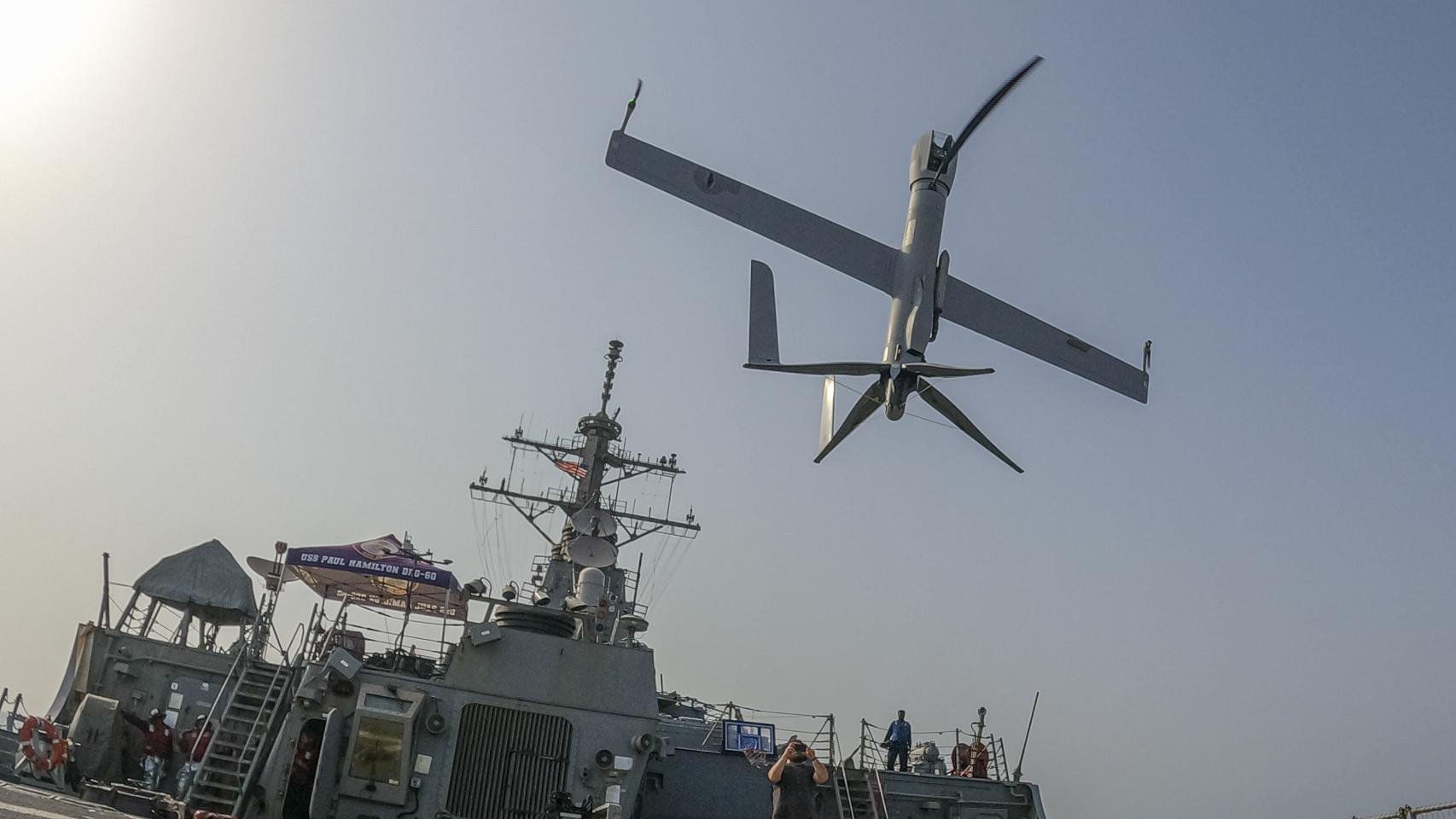 Dron Flexrotor despegando de USS Paul Hamilton