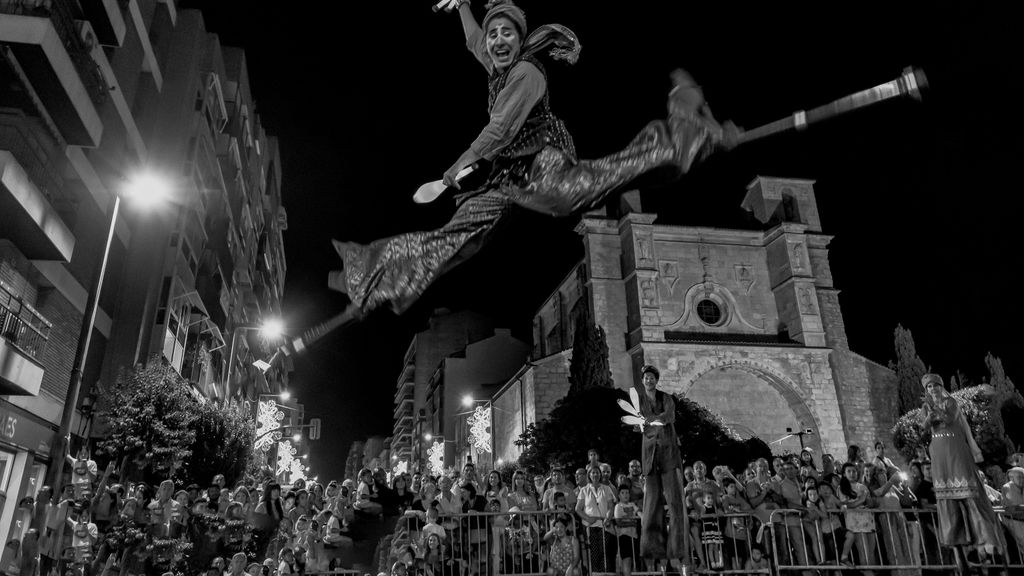 Mejor fotografía monocromo de 2022: ‘Con zancos y a lo loco’ de Pedro Manzano.