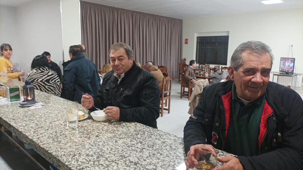 Unos clientes tomando algo en el bar de la localidad salmantina de Sepulcro Hilario