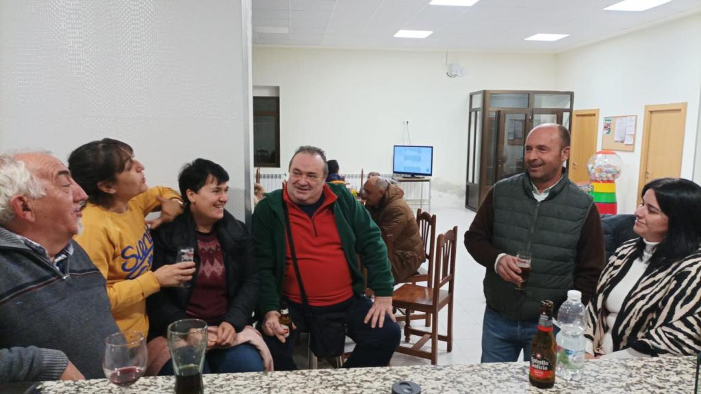 Los vecinos del pueblo disfrutan en el bar del día festivo