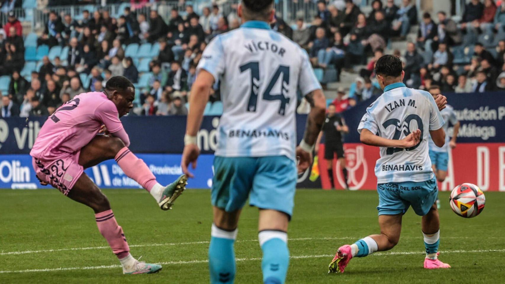 Un jugador del Eldense dispara ante el Málaga.