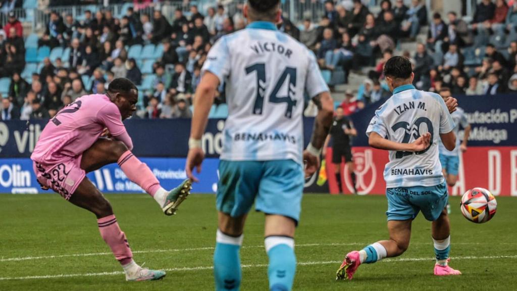 Un jugador del Eldense dispara ante el Málaga.