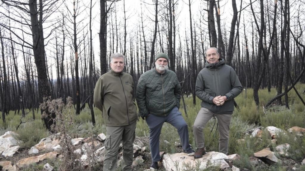 El chef español José Andrés, el presidente de Cascajares, Alfonso Jiménez, y el director general de Caja Rural Zamora, Cipriano García, en el lugar donde se va a plantar el bosque