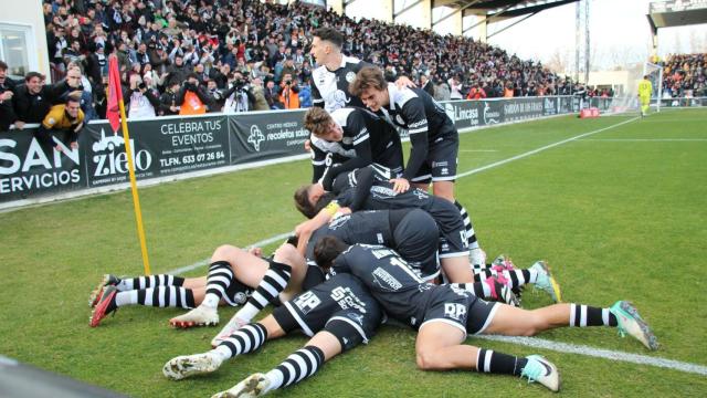 La plantilla de Unionistas celebra un gol contra el Sporting.