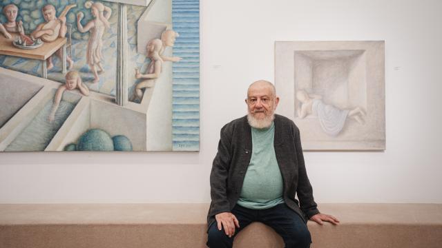 El artista Guillermo Pérez Villalta la semana pasada en la galería Fernández-Braso de Madrid entre 'El jardín de Epicuro', 2021, y 'La dormición de Parménides', 2022. Foto: Laura Mateo
